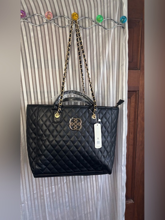Daisy Fuentes Handbags - Daisy Fuentes Black quilted tote NWT